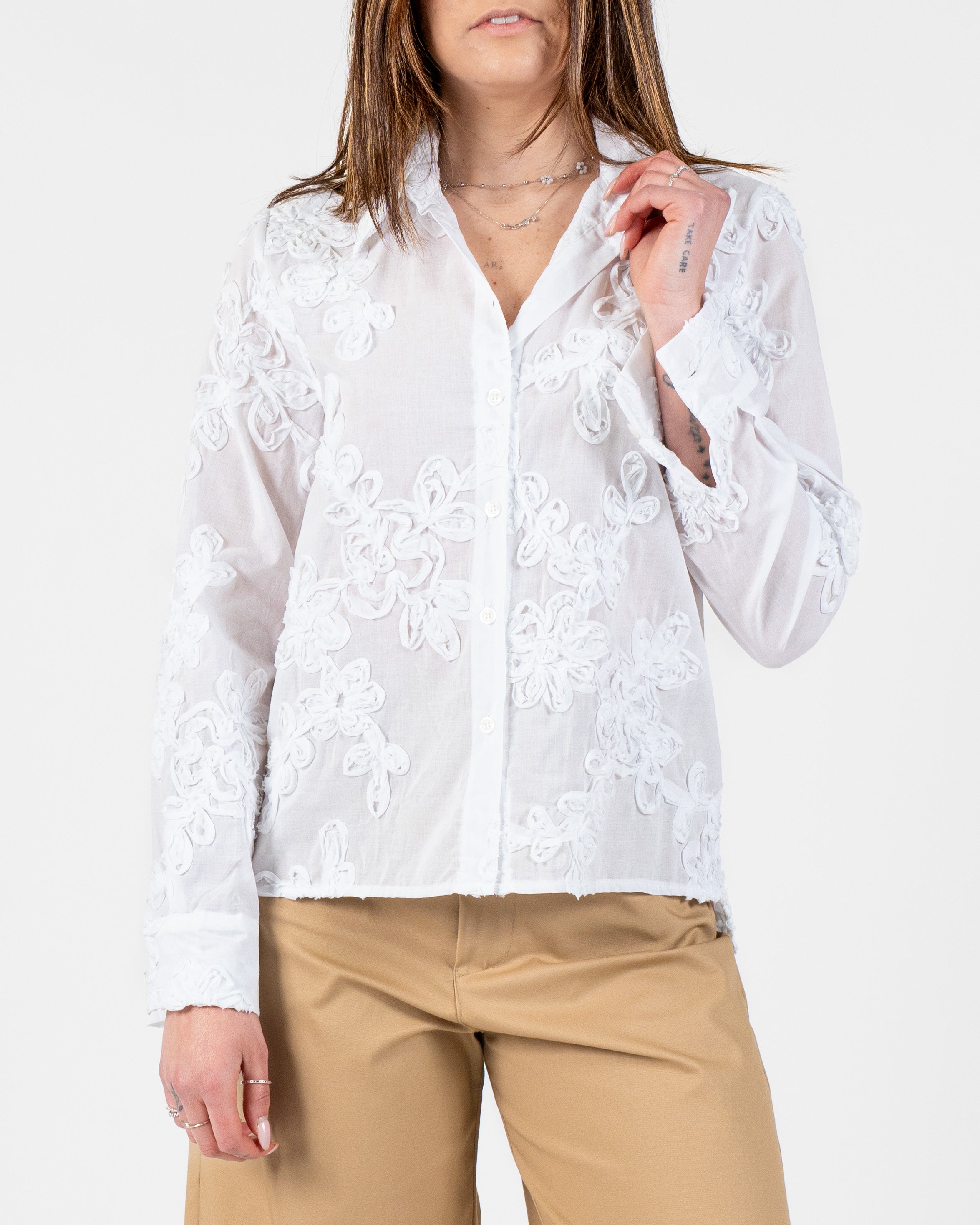 Camicia con applicazioni