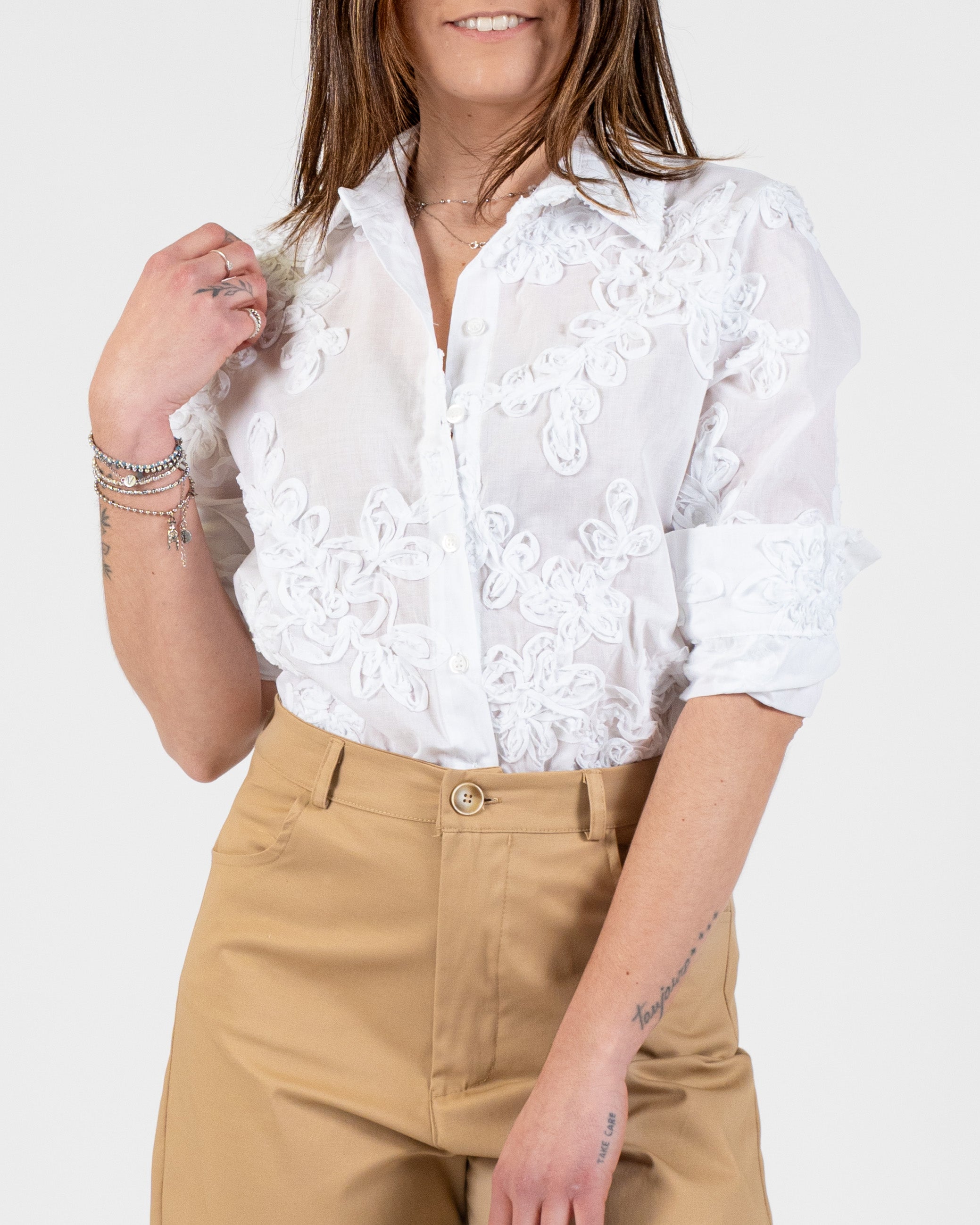 Camicia con applicazioni